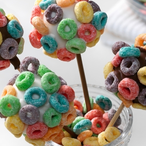 Make a bouquet of cake pops for a birthday party and decorate them with Froot Loops
